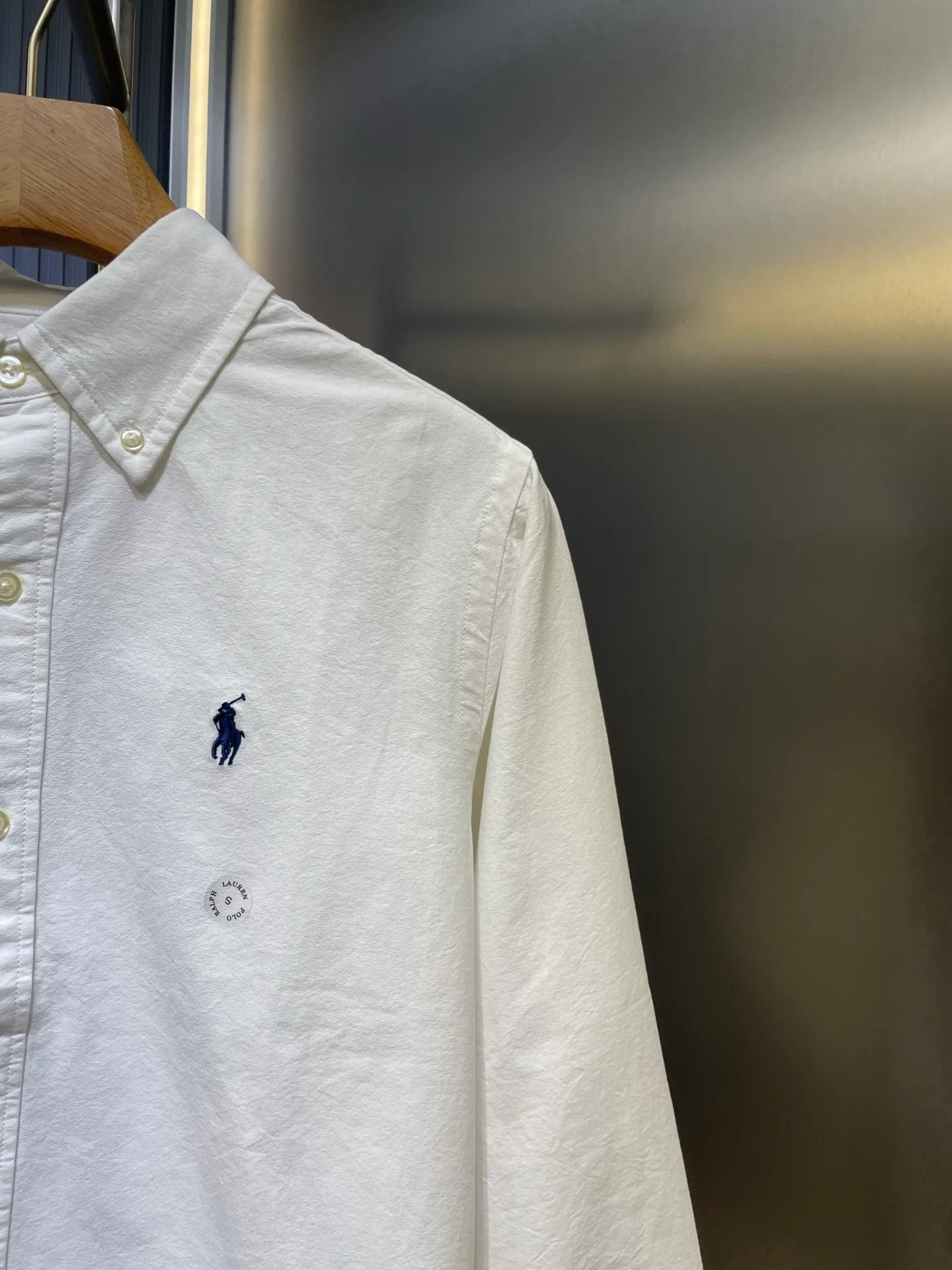 P370 Ralph Lauren 🌟 War Horse solid color shirt, macaron color, white upper body, loose fit, contrasting embroidery design on the cuffs and chest, button closure, can be paired with a skirt of the same color Size: xs-xl